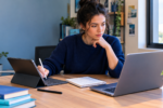 Tablet para estudar e trabalhar comparado a um notebook em uma mesa de estudo compacta