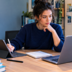 Tablet para estudar e trabalhar comparado a um notebook em uma mesa de estudo compacta