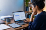 Inteligência artificial generativa no trabalho: profissional revisa conteúdo criado com IA no notebook